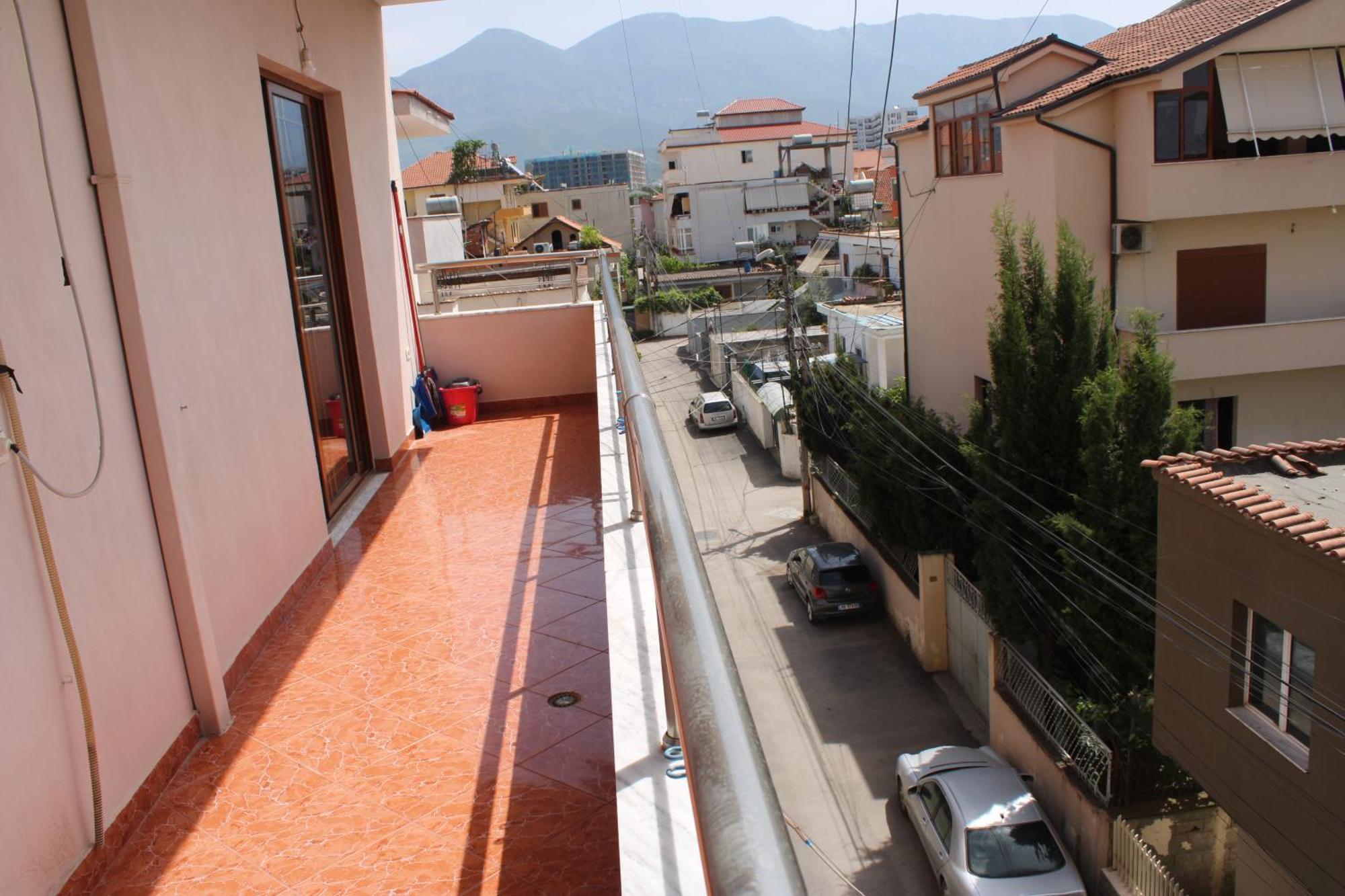 Crew Hostel Tirana Exterior foto